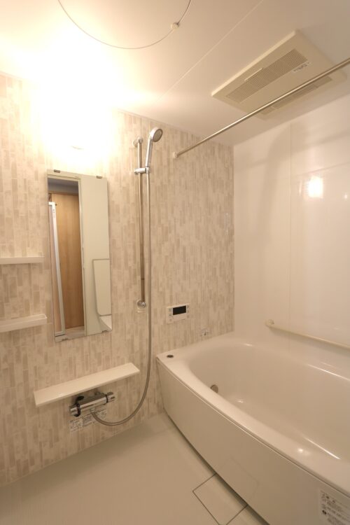ホワイトを基調としたシンプルな浴室。